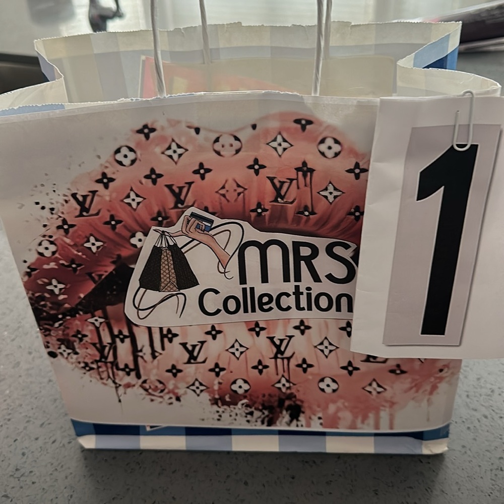 MRS B ๐๐๐น๐๐๏ธ - Picture 2 of 4
